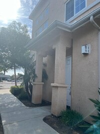 Building Photo - Luxurious 3 bedroom, 2.5 bath townhome, AC...