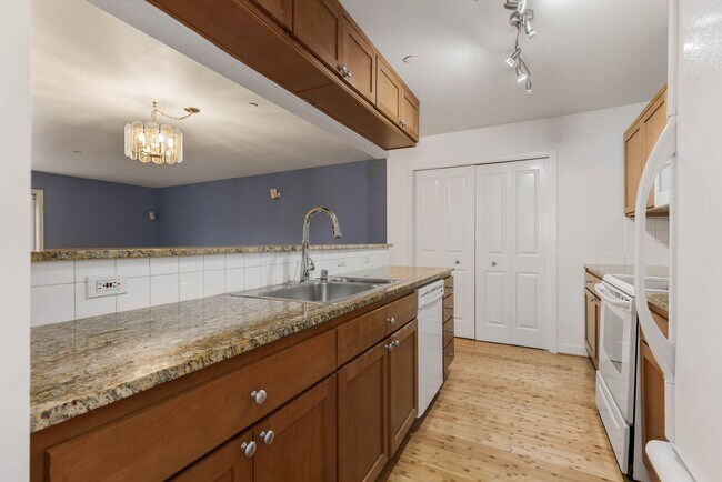 Building Photo - 701 1st Ave N