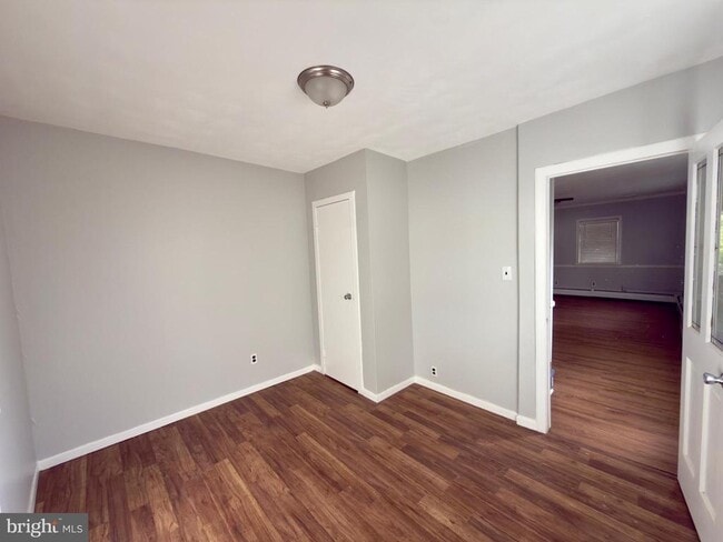 Building Photo - 422 W 6th Ave