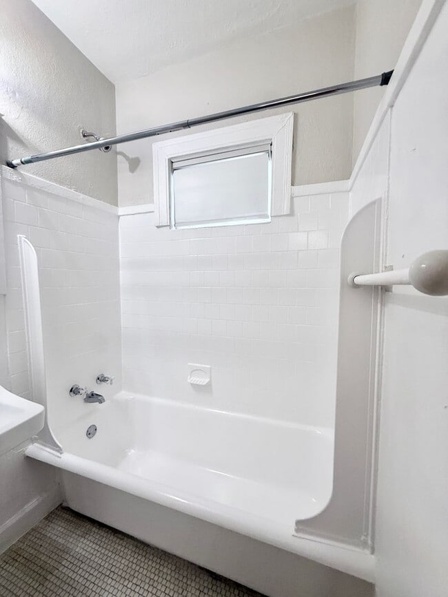Building Photo - Unique Upstairs Studio w/ Hardwoods in Vintage 1920's Complex