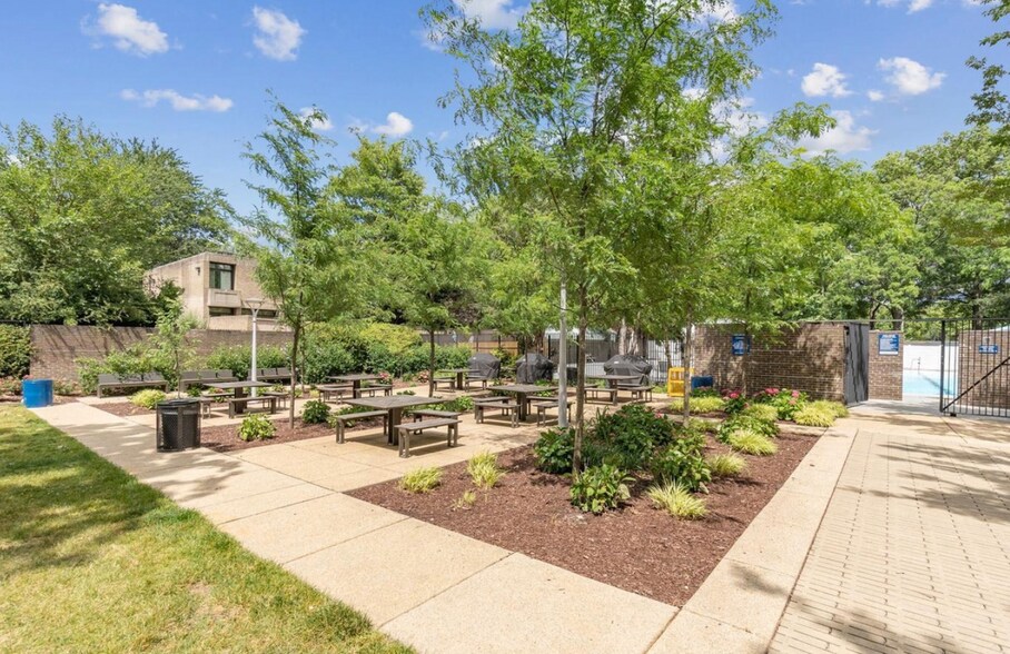 Outdoor area+grill - 1311 Delaware Ave SW