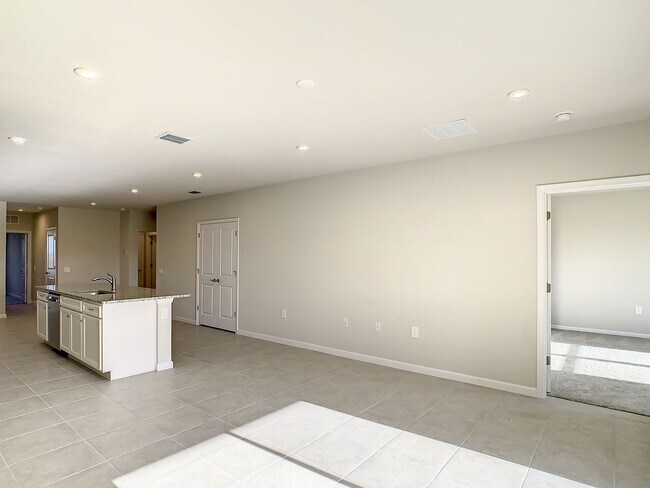 Building Photo - Villa Home in West Port - 3/2/2 close to s...
