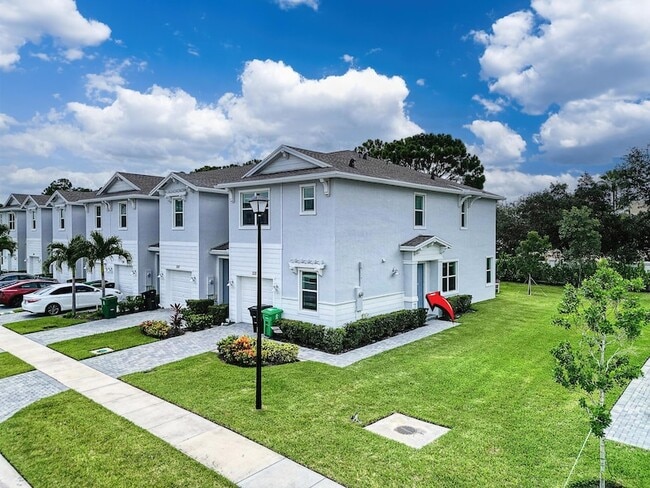 Building Photo - 235 SE Woodbark St