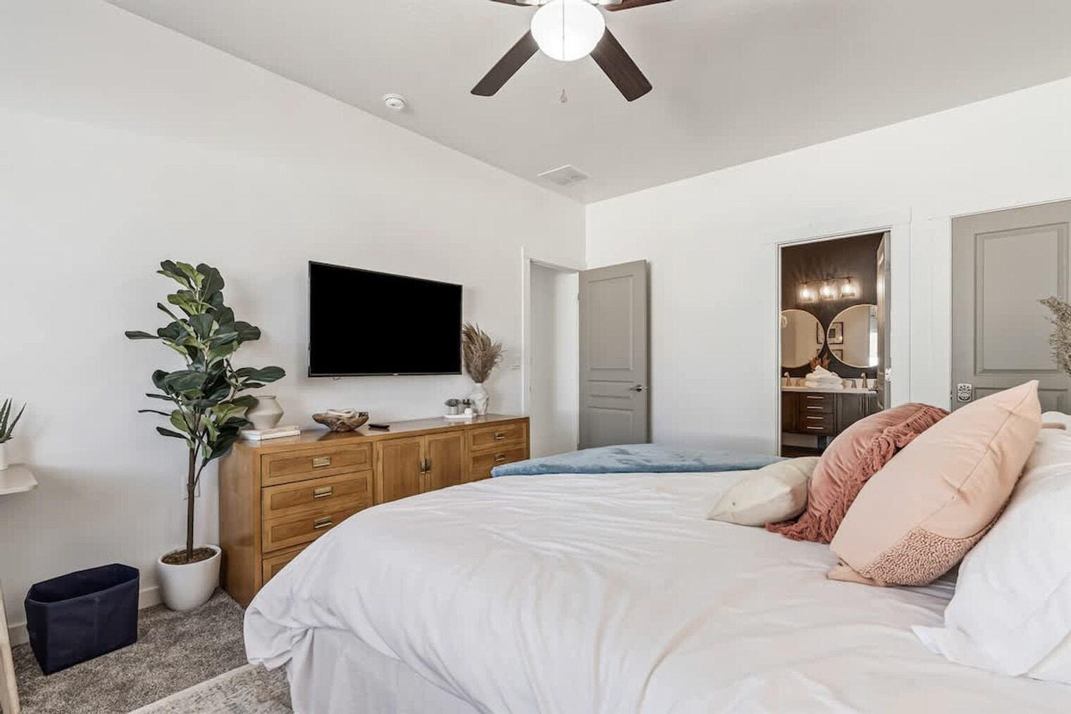 Building Photo - 2084 W Bella Ln