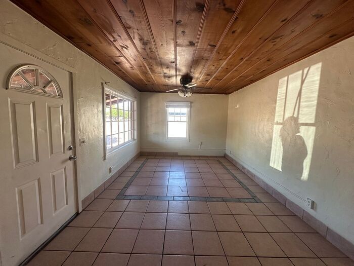 Building Photo - 1425 N 85th Pl