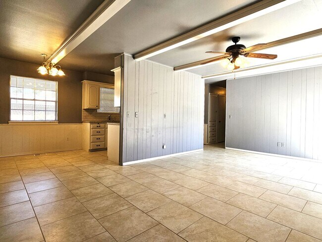 Building Photo - Beautiful 2 Bed 2 Bath Moments Away From L...