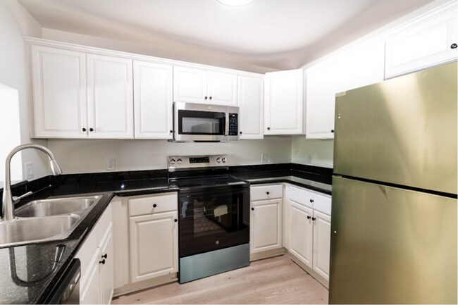 Building Photo - Spacious 2 Bedroom, 2 Bathroom Condominium...