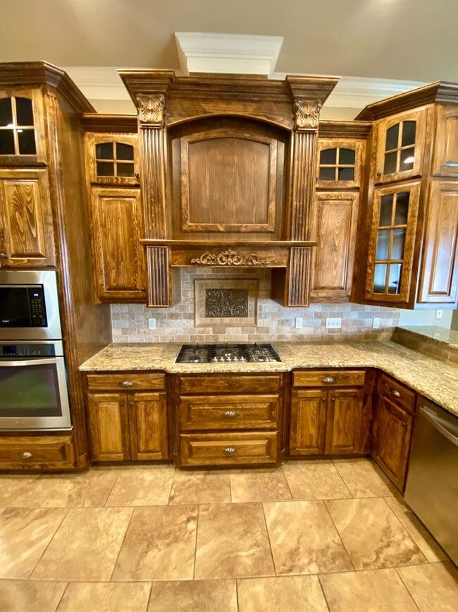 Building Photo - ** AVAILABLE JUNE 1ST ** STUNNING 4/3.5 IN...