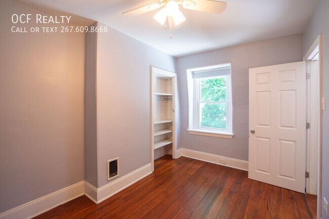 Building Photo - 2211 Bainbridge St