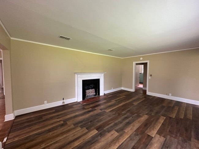 Building Photo - Great Brick Home