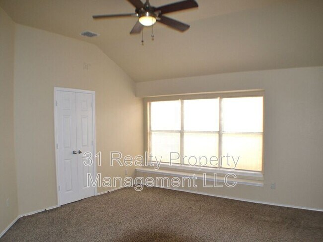 Building Photo - 1013 Clear Creek Dr