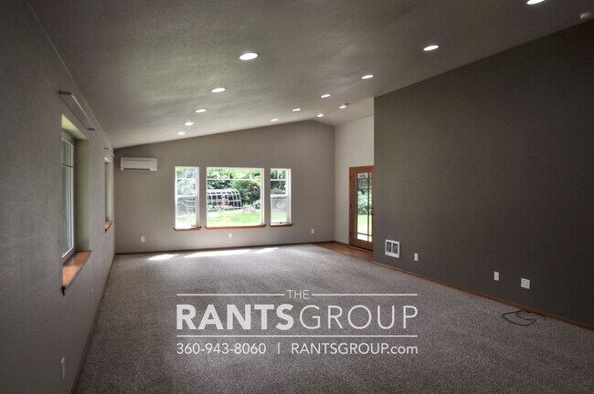 Building Photo - Beautiful Home in Tumwater on 1/2 acre!