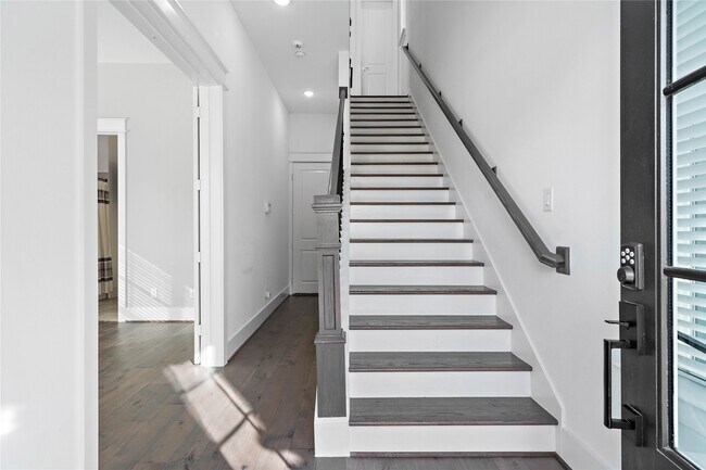 Building Photo - 1161 W 24th St