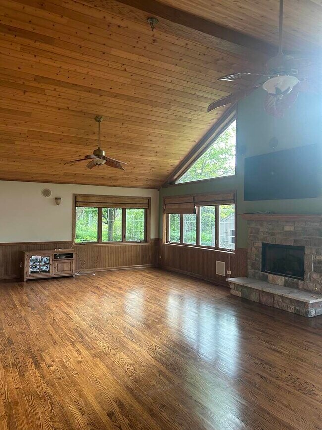 Building Photo - 527 Springwood Ln