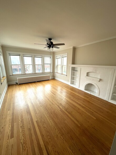 Building Photo - 2433 W Dakin St