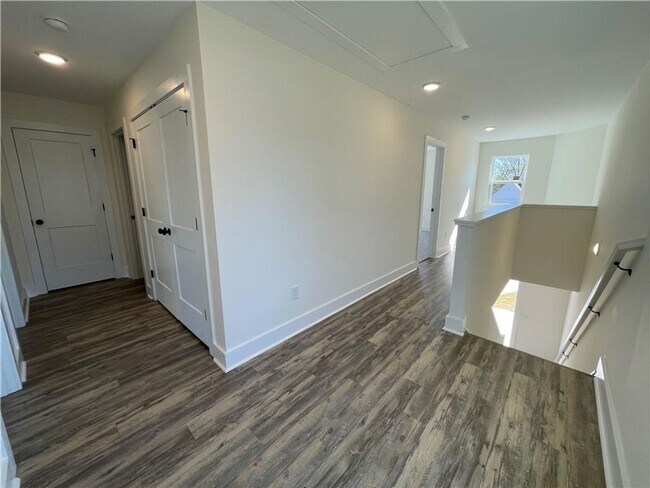 Building Photo - Single Family Home in Seneca!