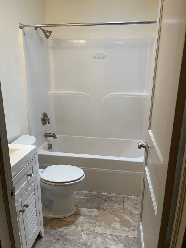 Building Photo - Two Bedroom Home!