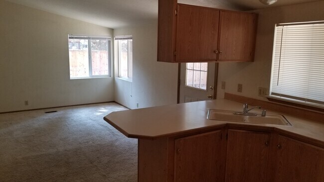 Building Photo - VIDEOTOUR: Awesome Location! Beautiful Ponderosa Pines, Minutes To Bend! PETS WELCOME