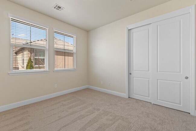 Building Photo - Gated Somersett Home!
