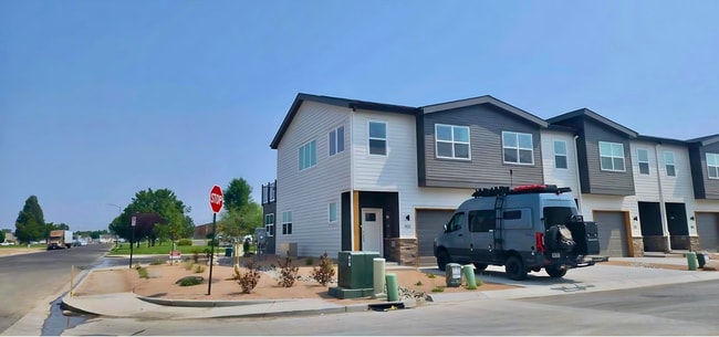 Building Photo - Beautiful 3br Townhome w 1-car Garage (2024)