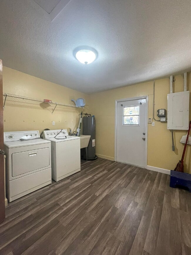 Building Photo - 2-Bedroom and 2-Bathroom house