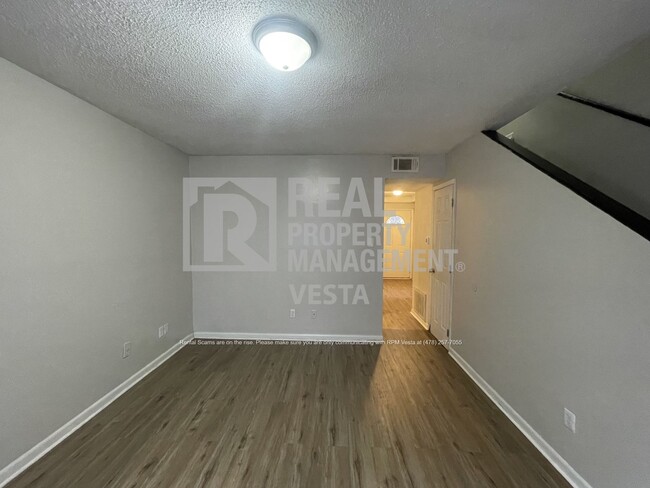 Building Photo - Spacious Two Bedroom Apartment in Warner R...