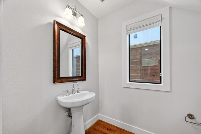 Building Photo - 935 Bunton St