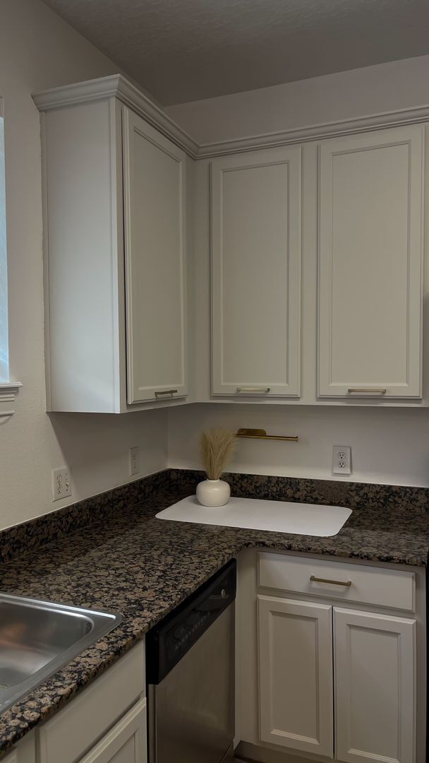 Building Photo - Beautifully Updated 3-Bedroom Townhouse in...