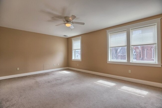 Building Photo - 353 W King St