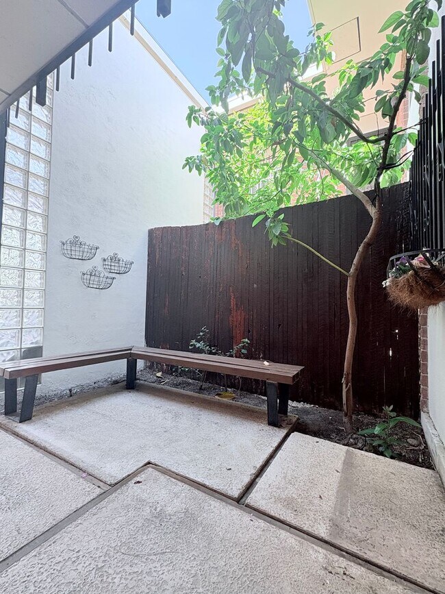 Building Photo - Lovely 2 Bedroom and 2 Bathroom Condo w/ Den! Lots of Space! *SPECIAL OFFER 2 Weeks Free Rent*