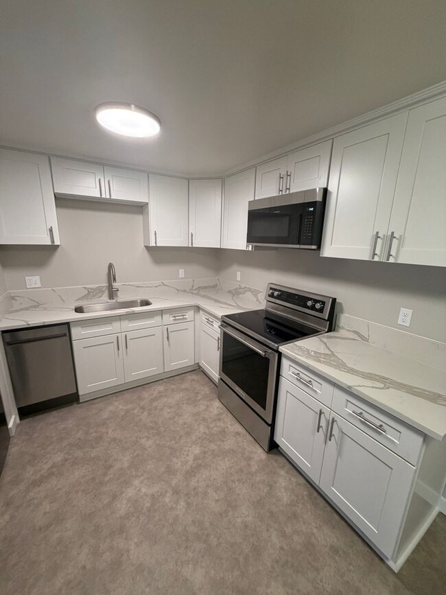 Building Photo - Large Updated 2 Bedroom with New Appliances!