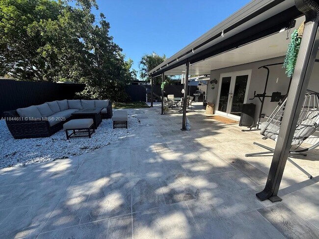 Building Photo - 2612 Acapulco Dr