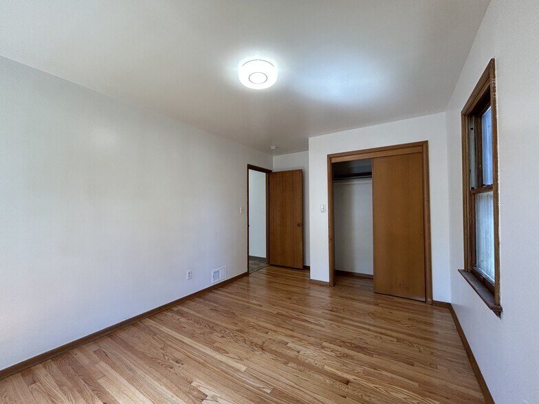 Building Photo - 2901 E Wellesley Ave