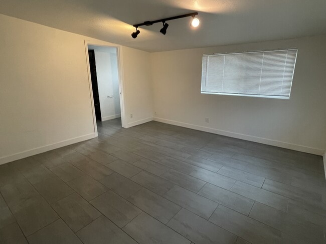Building Photo - 1730 S Parkside Dr