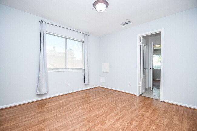 Building Photo - 2430 Long Reach Dr