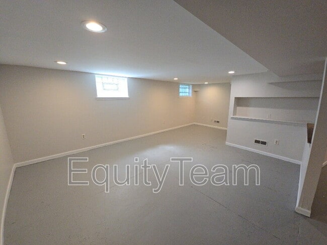 Building Photo - 1716 Cedar Ave