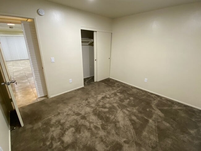 Building Photo - Decker Townhome