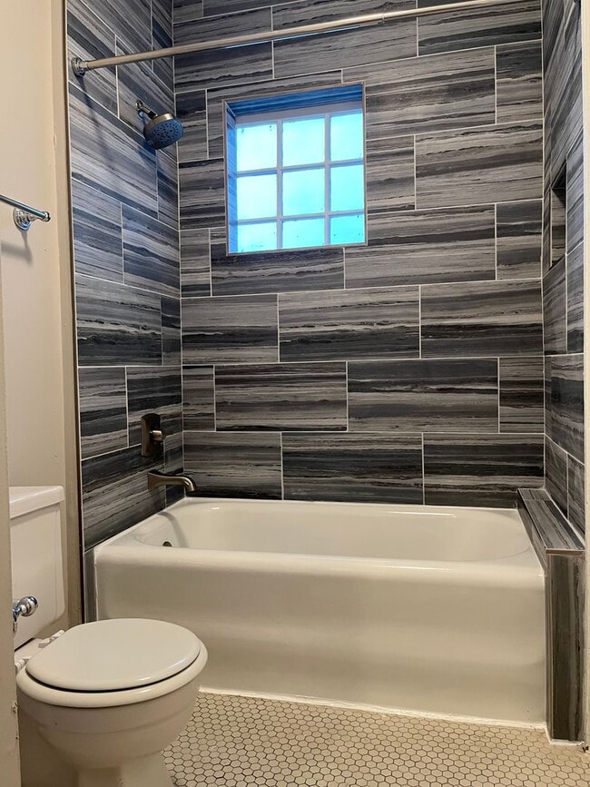 Building Photo - Very Spacious 2/2.5 Condo w/ Off-Street Pa...