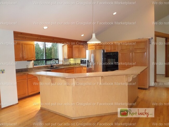 Building Photo - INCREDIBLE VIEWS!! Large 2-Bedroom + Den Duplex with 3-Car Garage in Fantastic Federal Way Neighb...