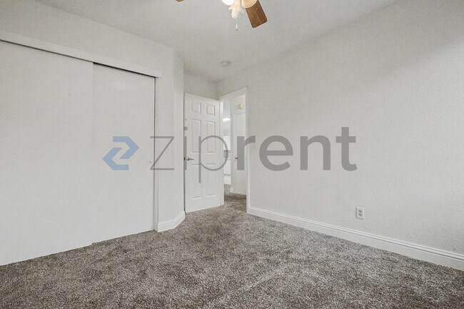 Building Photo - Unit