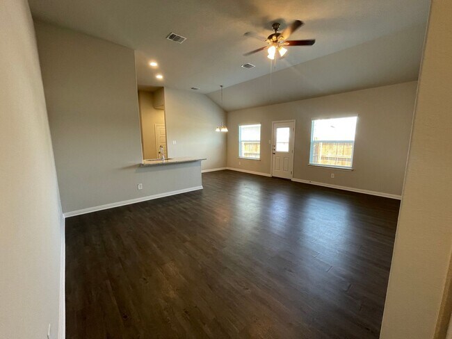 Building Photo - Luxury 3x2 Duplex in Seguin, TX!