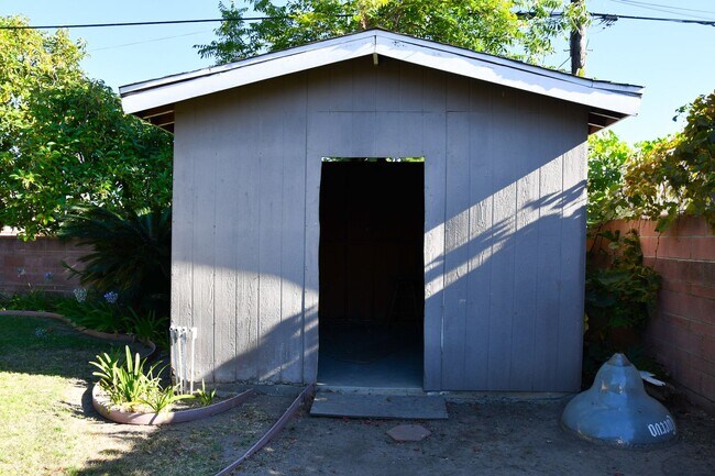 Building Photo - 1210 E Oakmont Ave