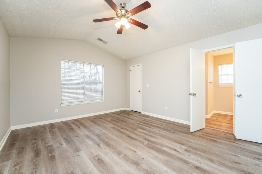 Building Photo - 6520 Eastbriar Dr