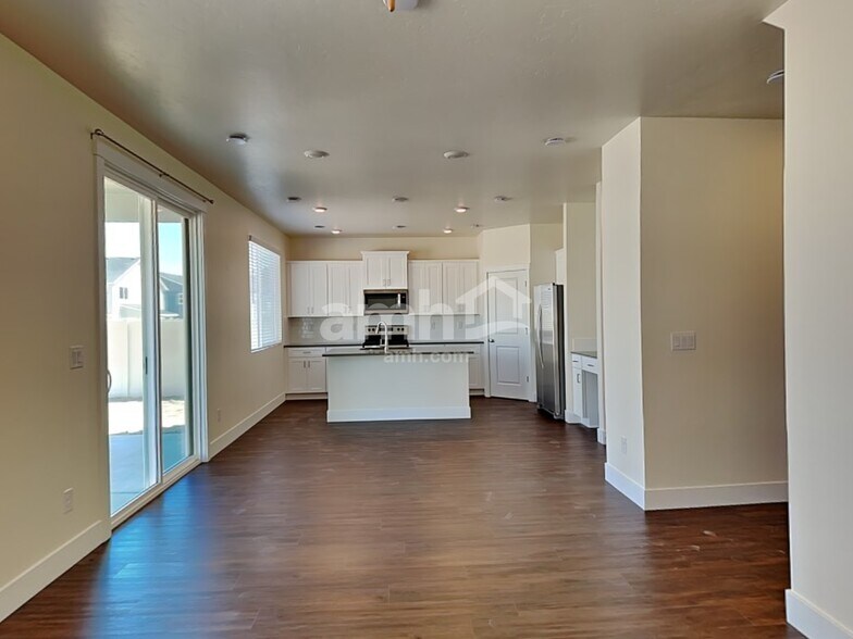 Building Photo - 1372 E Ludlow Dr