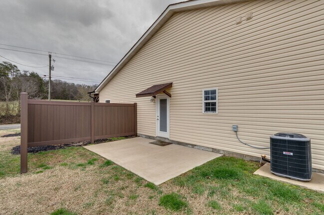 Building Photo - 2 Bedroom 1 car garage