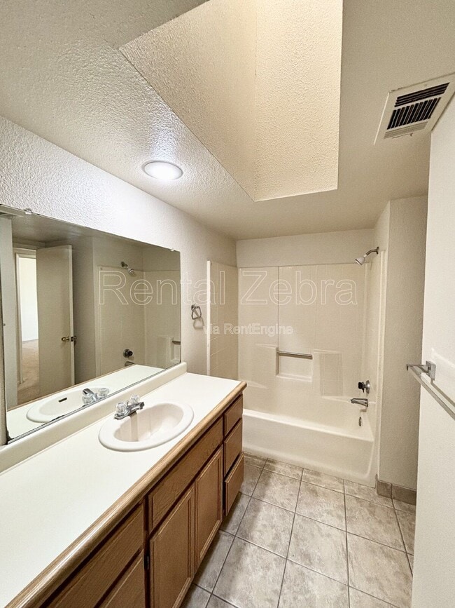 Building Photo - 3068 W Queens Cir