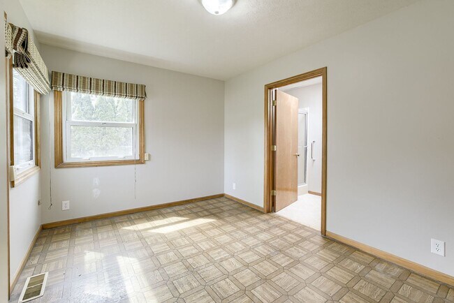 Building Photo - Happy Hollow 3 Bedroom!!