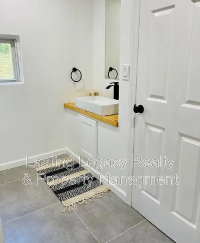 Building Photo - 275 Milling Rd