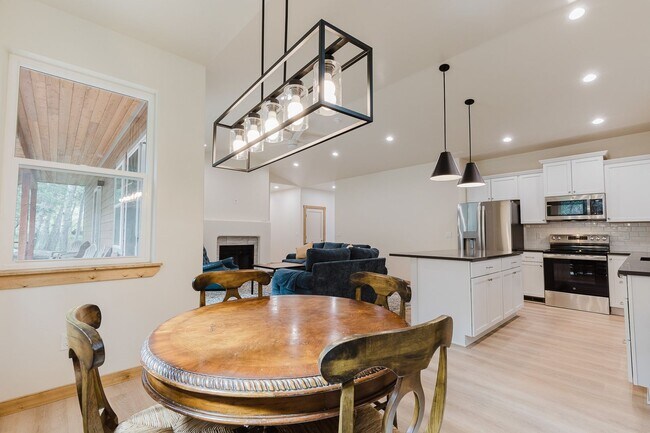 Building Photo - Beautiful New Construction Mountain Retreat