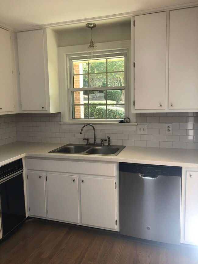 Building Photo - 2 Bed/2 Bath Condo located in Green Hills only minutes to Vandy and Easy Interstate Access, 1 Car...